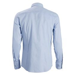 Lys blå klassisk button-down skjorte med lange ermer, sett bakfra.