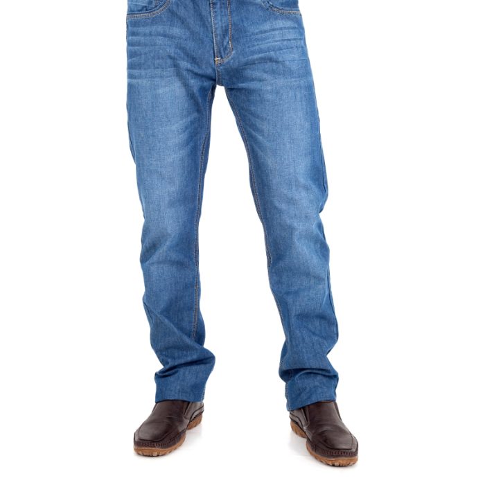 Modell i klassiske blå jeans med behagelig passform, vist fra midje til sko.